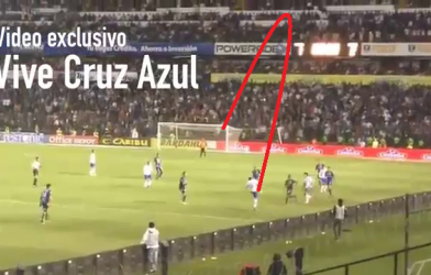 Video: Siêu phẩm vô lê 40m từ sát đường biên